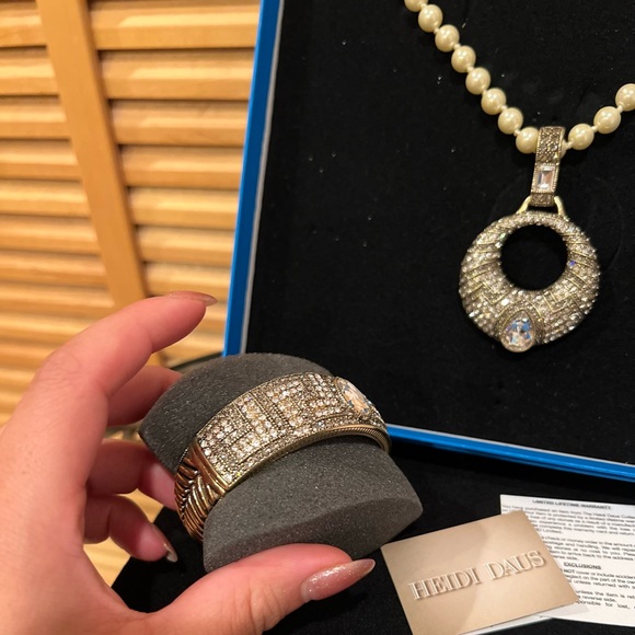 Heidi Daus White Pearl & Crystal Necklace/Bracelet Set 🤍💎 - Picture 9 of 13